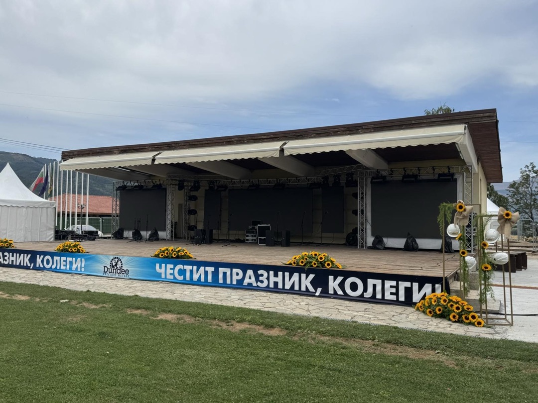 Цветна украса за събитие — Фрезия