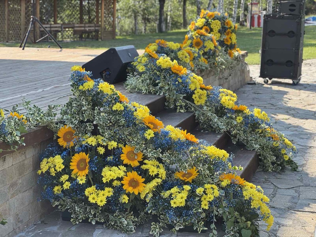 Цветна украса за събитие — Фрезия